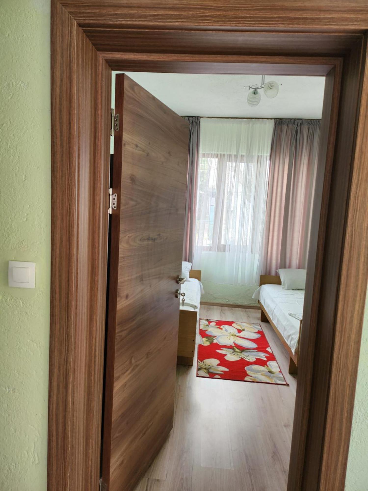 Apartment Lachevi Санданський Номер фото